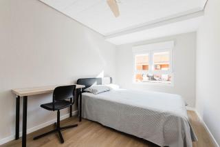 Stylish Newly Renovated 4 bedroom Apartment - 2