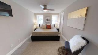 Cozy 2 Bedroom 1 Bath Condo near Eden Park - 1