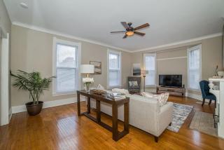 Grand Historic 2 Bedroom Apartment - 0