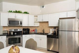 Spacious and Sunlit 2 Bedroom Near Eden Park - 2
