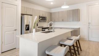 Landing Stunning 2BD Gym Rooftop Lounge - 5