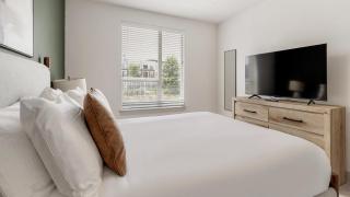 Landing Stunning 2BD Gym Rooftop Lounge - 1