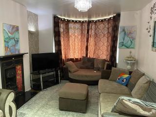Modern & Cozy 3 Bed House. - 9