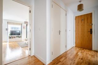 Modern 2bed, 2 bath flat, 3 min to Connolly Station - 8