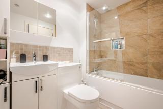 Modern 2bed, 2 bath flat, 3 min to Connolly Station - 3