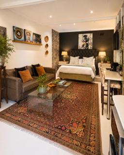 Art-Inspired Bedroom Close to CBD - 5