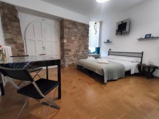 MyAssisiSuite, Autentiche Dimore Storiche di Assisi, All'Ombra di Santa Chiara, Dormi in una Casa del '400, Ogni viaggio è più bello quando si condivide - RARO PIANO TERRA, 4 Veri Letti Matrimoniali, Idromassaggio, Accoglienza Personale, Mówimy po polsku - 3