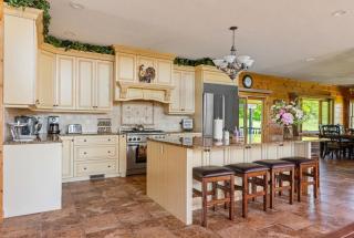 Massive 6BR 5BA Country Home with Central AC - 8