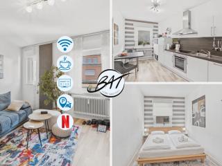 BAT Home Solutions Saarburg Altstadt - alles was ein Hotel nicht bietet - 3 Apartments 45 bis 75 qm für bis zu 12 Personen - direkt unter der Burg - 2 Min zur Altstadt - Weinbergblick, Heimkino und E-Ladesäulen - 8