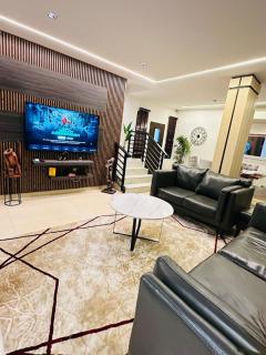 Exclusive 4BDR Villa in Prime Location with Ample Parking Spaces Plus Fast Wi-Fi - 5