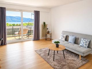 Bright Lake-View Apartment - 6