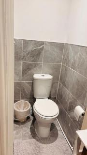 Private Ensuite Room with Bay Window, Free Parking and Fast WiFi - 1