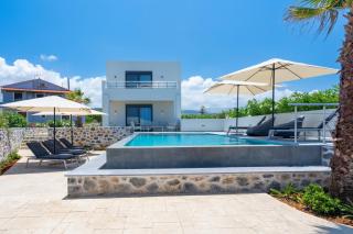 Seaside Villa with Heated Pool, By Hellocrete - 1