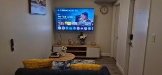 Private Modern 1BR Guesthouse- Greens, East Regina - 9