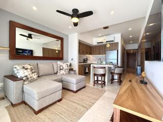 Oceanfront Condo 500Mbps WiFi & Desk - 9