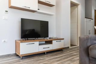 Spacious Apartment Near the Beach Gjiri i Lalzit by PikHost - 1