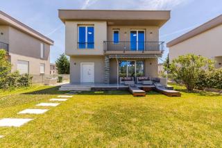 Sea Garden Retreat Modern Coastal Villa by PikHost - 9