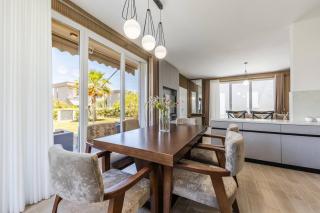 Sea Garden Retreat Modern Coastal Villa by PikHost - 8