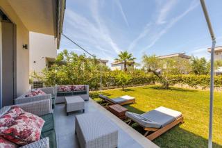Sea Garden Retreat Modern Coastal Villa by PikHost - 6