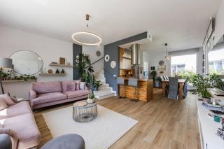 Coastal Bloom Villa Garden & BBQ by PikHost - 2