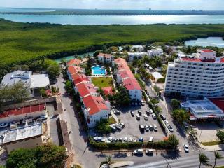 3 Bedroom Condo in the Hotel Zone - fits 6 - 8