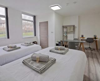 Spacious 5BR House Near Manchester City Centre - 4
