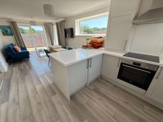 NEW 2BR Open Plan Bungalow With Free Parking - 8