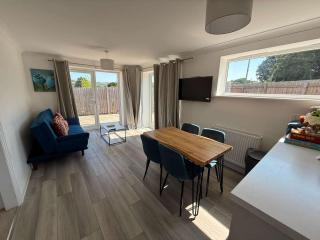 NEW 2BR Open Plan Bungalow With Free Parking - 7