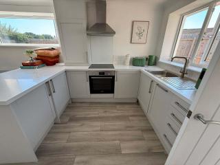 NEW 2BR Open Plan Bungalow With Free Parking - 6