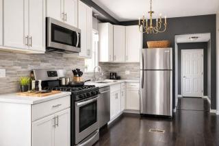 Cozy 4-Bedroom Apartment in Evanston - Evanston - 2