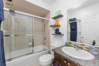 Semi-Private Townhouse - 3 Bedrooms, 4 beds, Free Parking, Wifi, Netflix, - Hosted by Matthew - 5