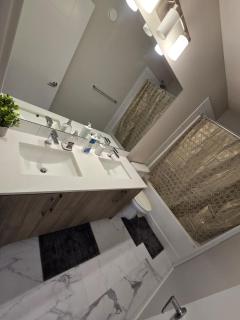 Modern Cozy Home - Spacious & Near Airport - 4