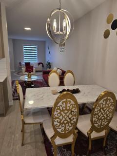 Modern Cozy Home - Spacious & Near Airport - 2