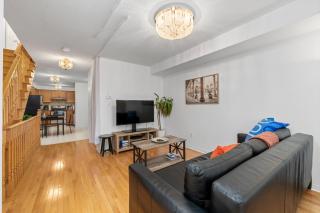 Semi-Private Townhouse - 3 Bedrooms, 4 beds, Free Parking, Wifi, Netflix, - Hosted by Matthew - 6