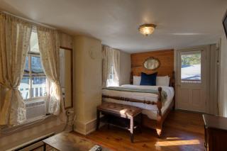 Downtown Four Poster Piedmont - 9