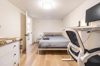 Cozy Downtown Room - Free Parking - Workspace - 9