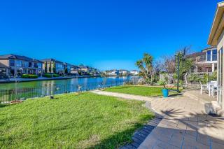 StayAU Sunset Two Story Lakeside Oasis with Scenic Yard - 2