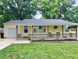 Charming Home near The Legends KC - 0