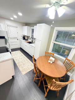 Charming Home near The Legends KC - 8