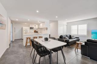 1 - 5a Coochin Street, Dicky Beach - 200m To Beach - 6