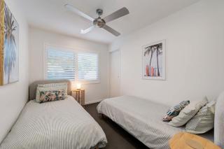 1 - 5a Coochin Street, Dicky Beach - 200m To Beach - 1