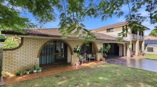 Huge house with 2 buildings and pool 7BR - 3