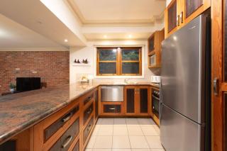 Red Brick Heritage Hideaway Free Parking - 8