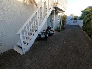 Bachelor Pad in B&B Driveway - 3