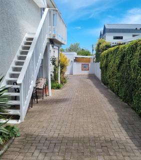 Bachelor Pad in B&B Driveway - 2