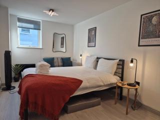 Panoramic York Views, Lift, Family Stays - One with Balcony - 4