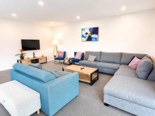 Room to spread out - fenced lawn, pets welcome - Weston Villa - 0