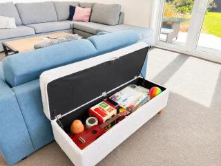 Room to spread out - fenced lawn, pets welcome - Weston Villa - 4