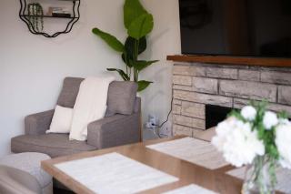Modern 5Bdrm House, Near Airport Skytrain and Shops - 1