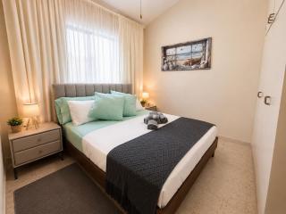 Kyblue Management - 2BR townhouse, mins from harbour - 0